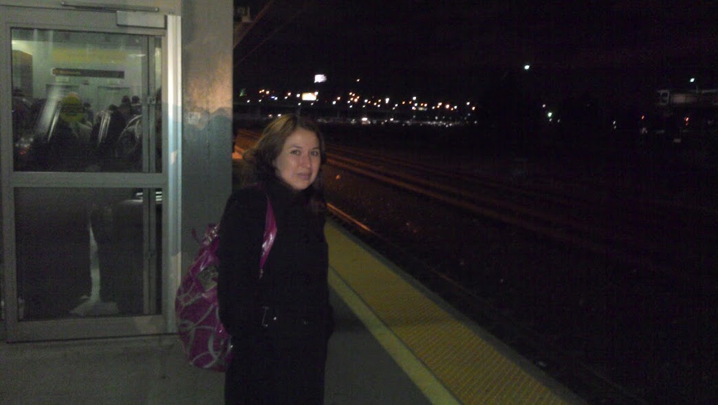 Rox esperando el tren desde Newark