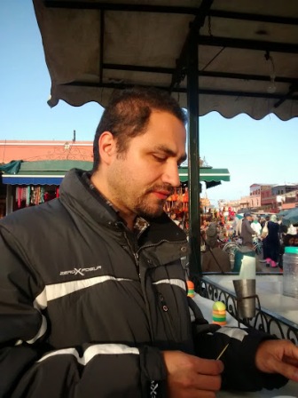 Geo intentando comer caracoles en el mercado de Marrakesh