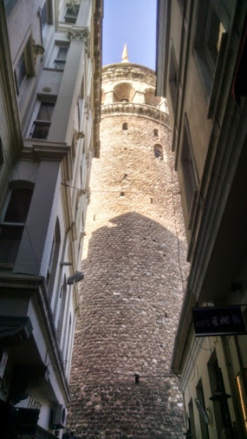 La Torre Galata asomándose entre las calles