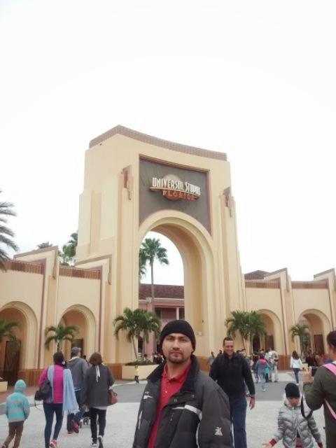 Geo explotando de felicidad en Universal Studios