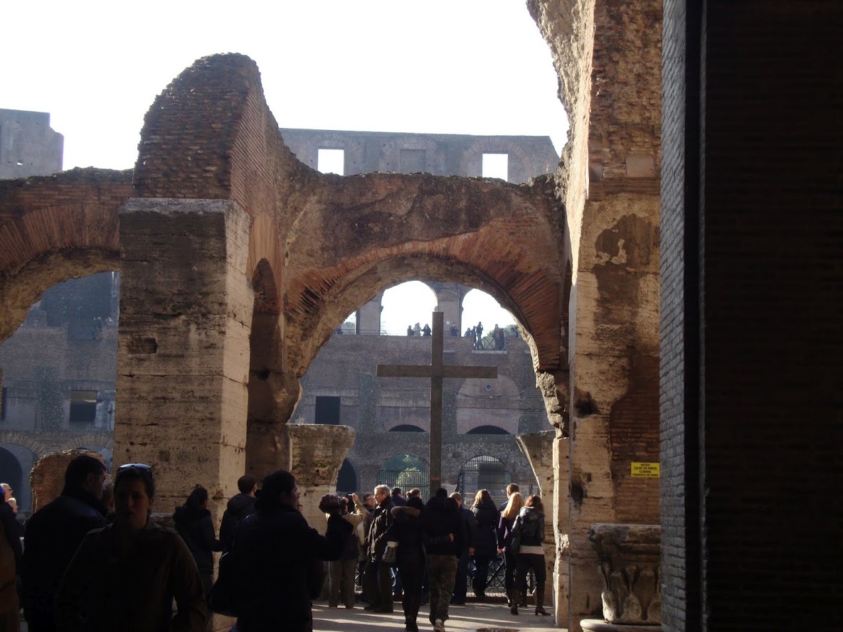 El interior del Coliseo y sus muchos turistas