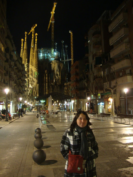 Barcelona de noche con fondo de La Sagrada Familia