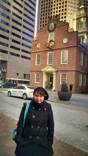 Con una sonrisa congelada afuera del Old State House, Boston