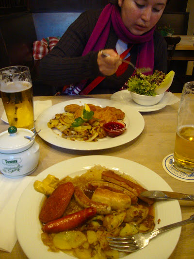 Comida de la cervecería Augustiner en Munich