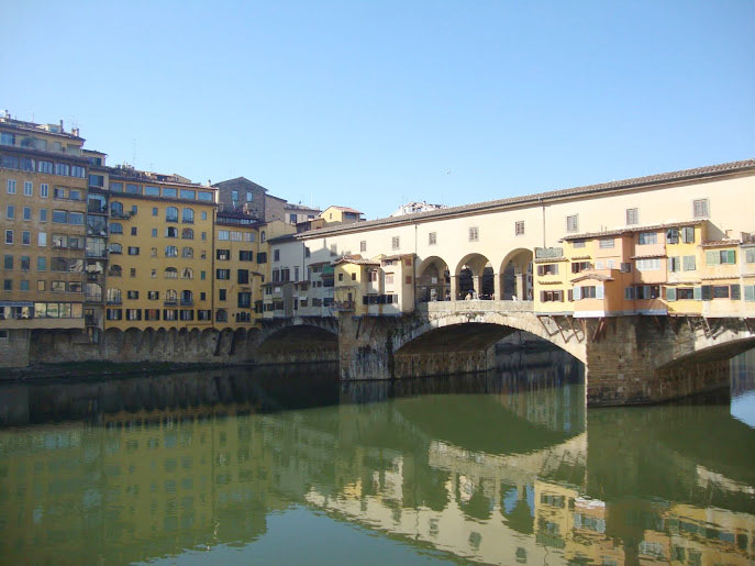 La hermosa vista desde el puente viejo en Florencia