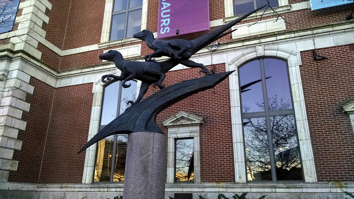 Velociraptores en entrada a La Academia de Ciencias Naturales