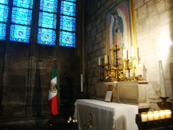 Cuadro de la Virgen Maria en la catedral de Notre Dame