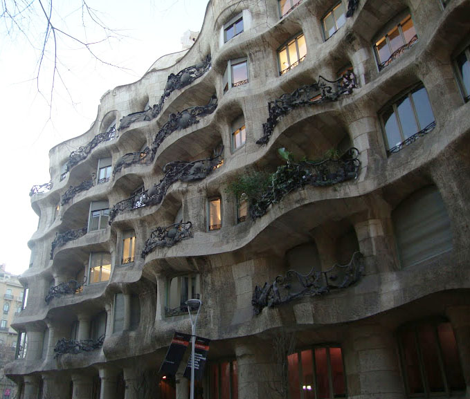 Fachada de la casa Milán en Barcelona