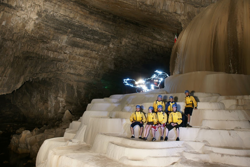 Recorriendo las grutas de Chontalcoatlán