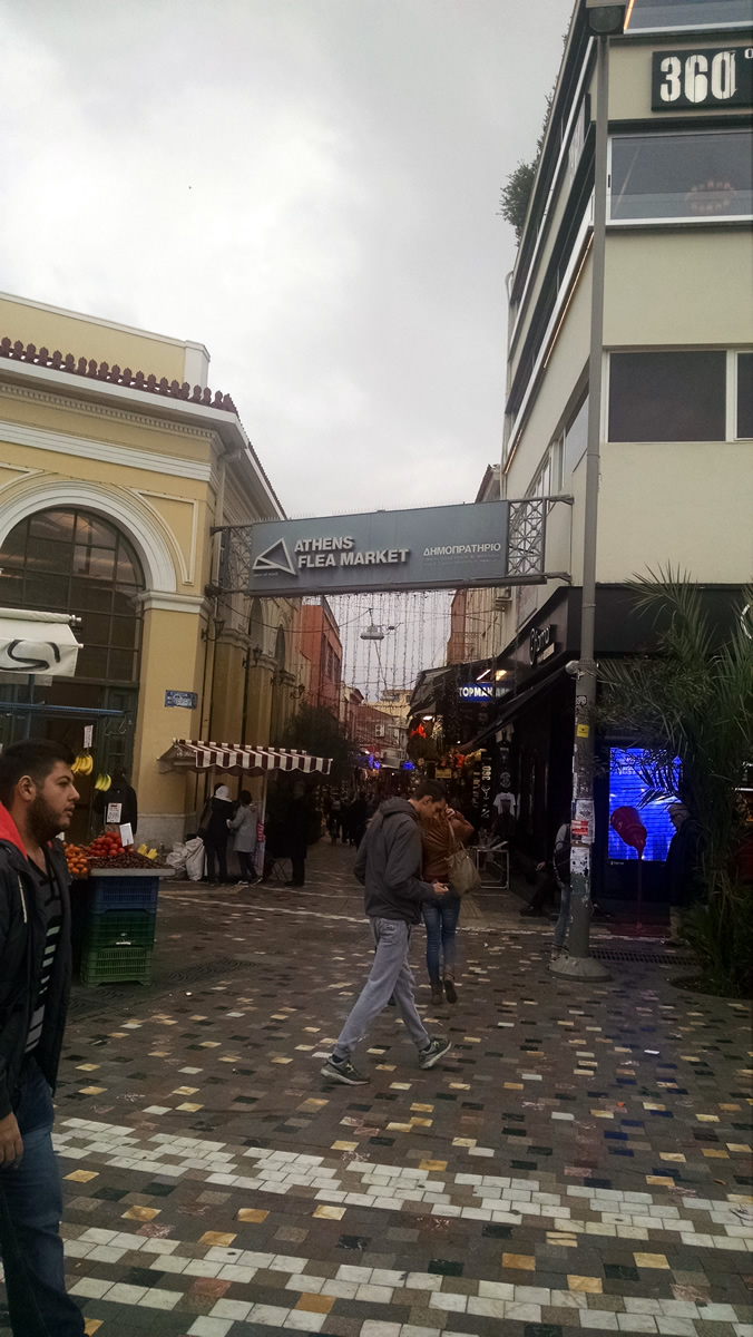Entrada a un mercado en la plaza Monastiraki