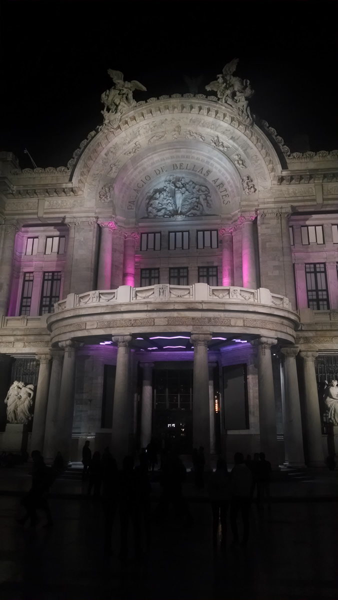 Entrada al Palacio de Bellas Artes de noche