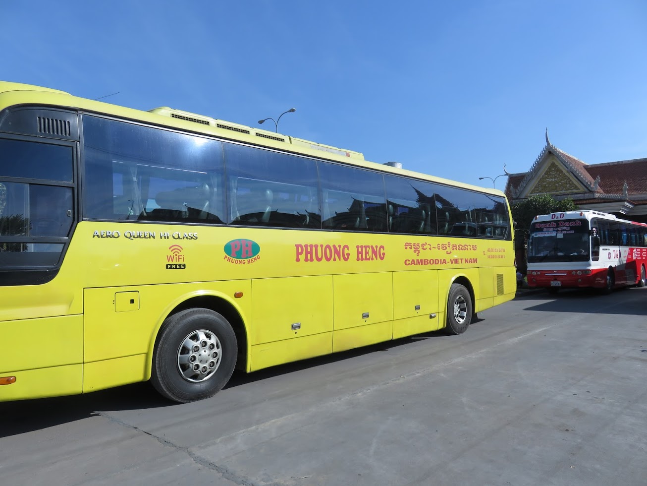 Flamante autobús amarillo fronterizo