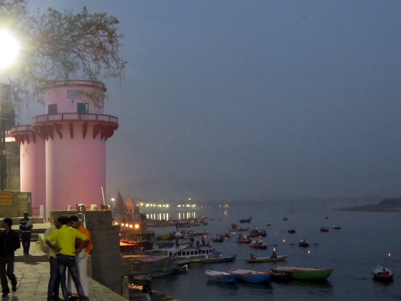 Anochece en Varanasi y la gente llega al río