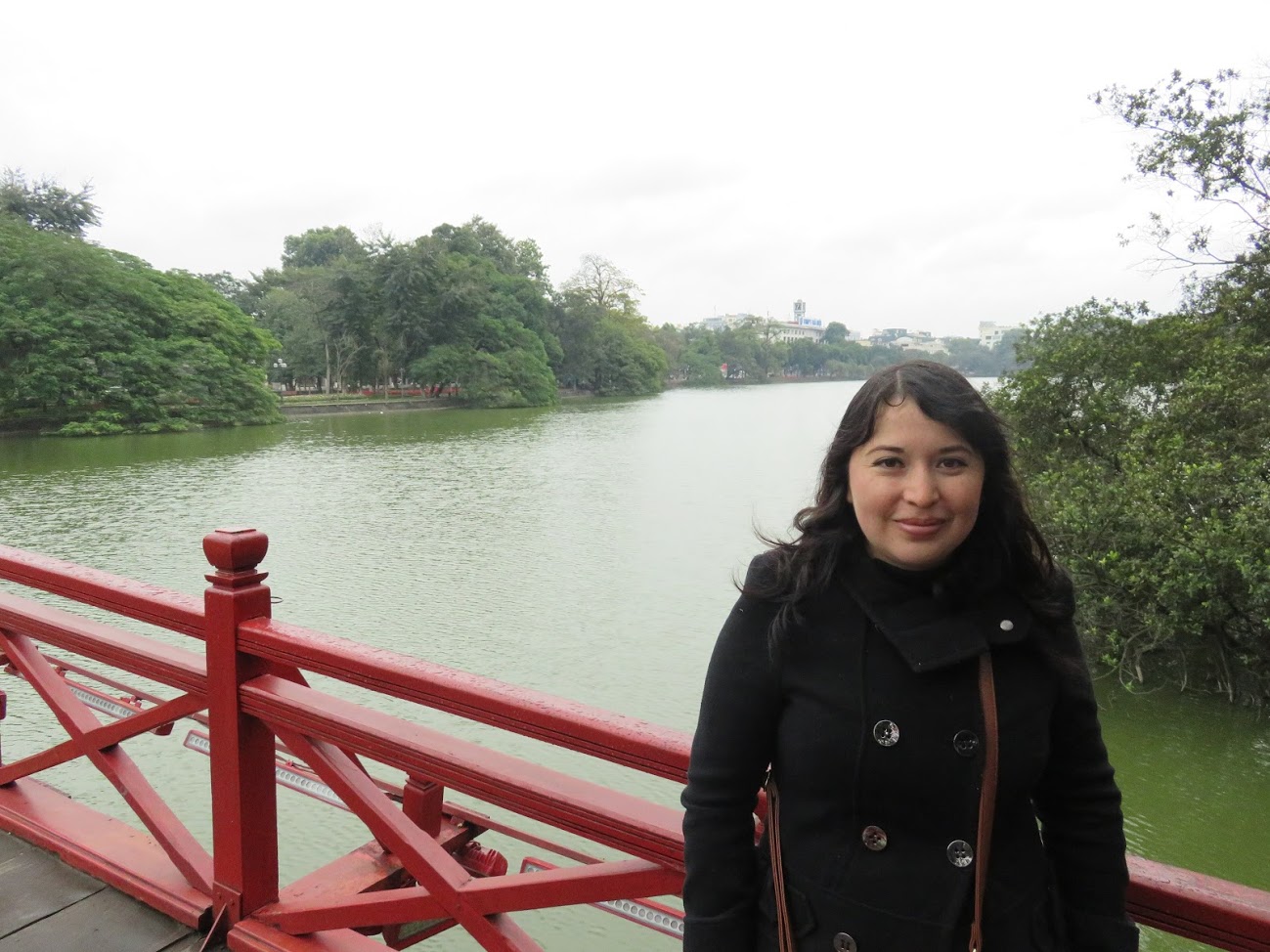 Rox cruzando el puente de Hoan Kiem