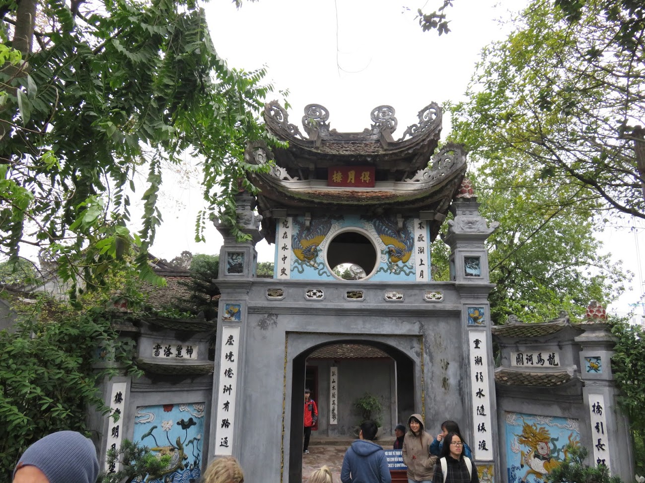 Entrada al templo Den Ngoc Son