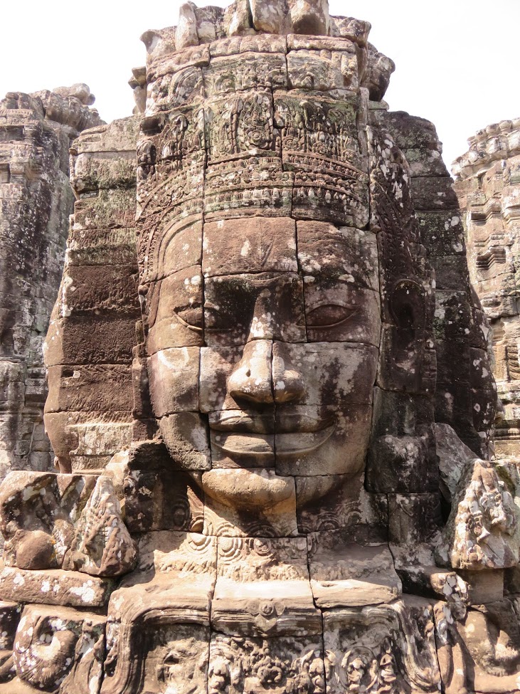 Columna decorada con rostro en los cuatro lados