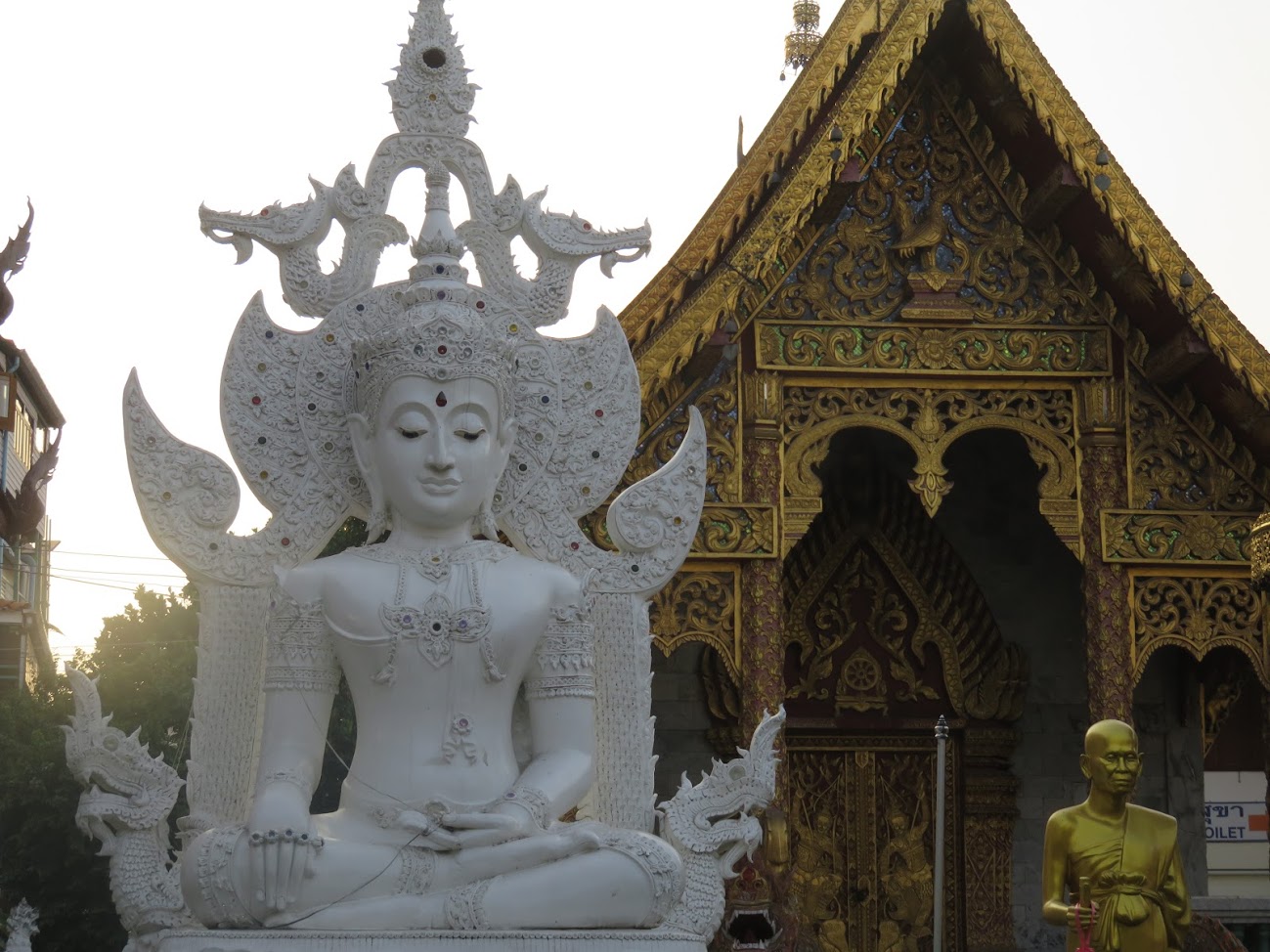 Buda blanco en Wat Tung Yu