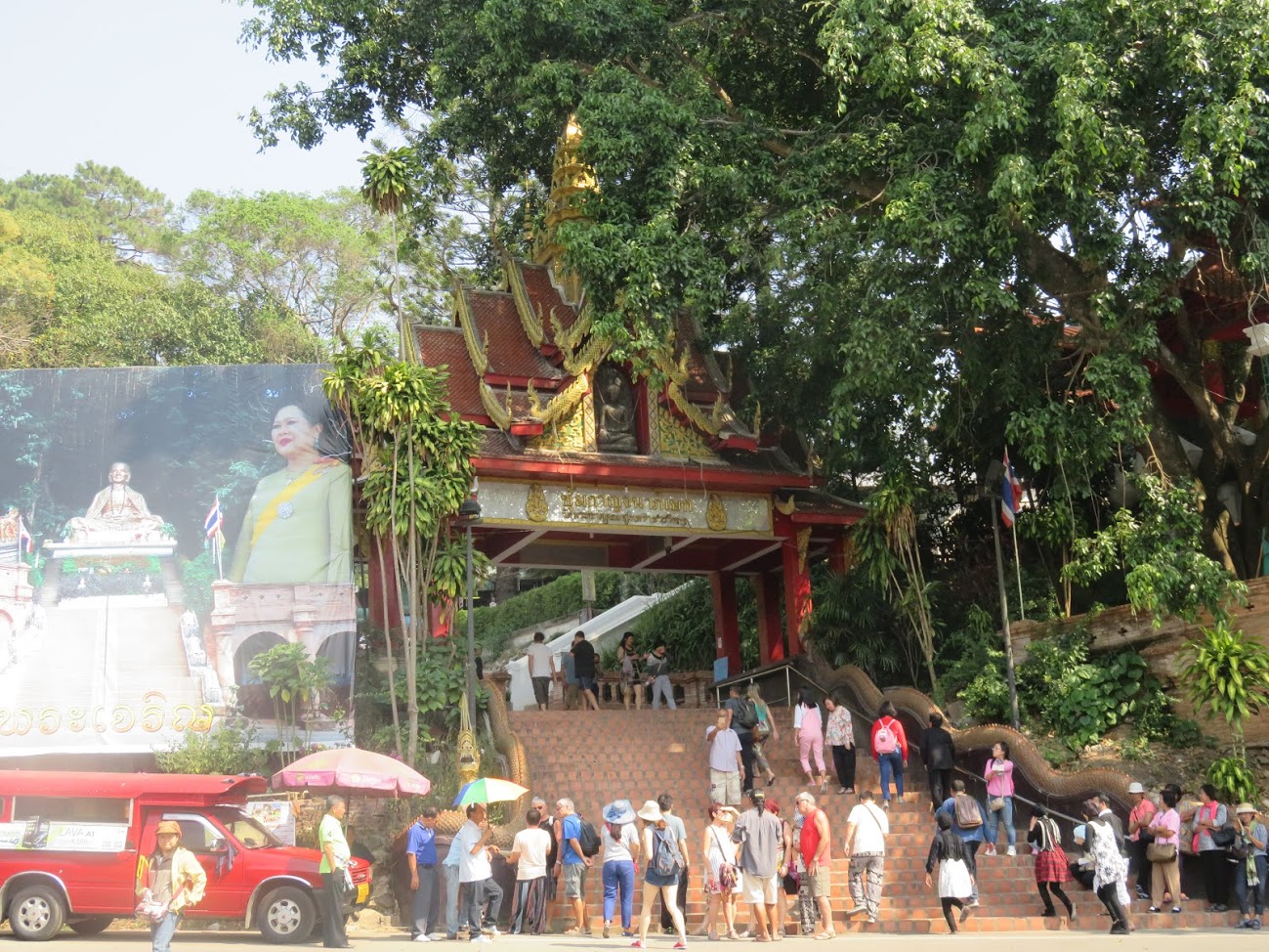 Entrada al templo Phra That Doi Suthep