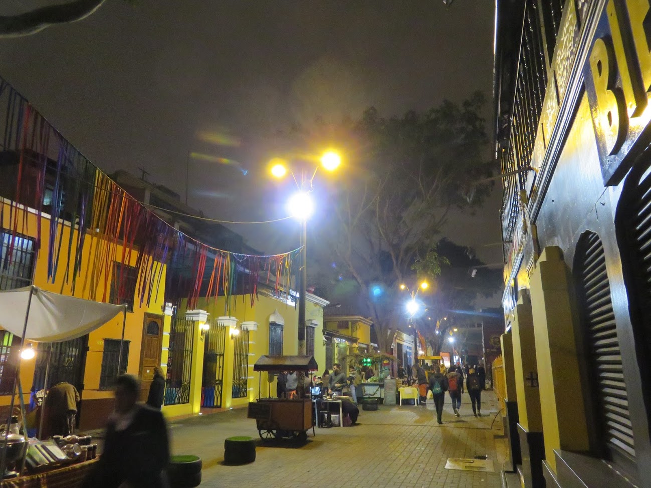 Preparándose para la noche en las calles de Barranco